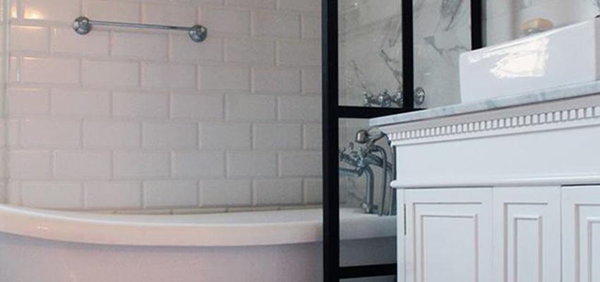 Baño Estilo clasico Color blanco, gris, plateado  diseñado por Atlantico Arqs | Arquitecto | Copyright www.atlanticoarqs.com