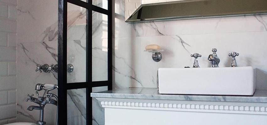 Baño Estilo clasico Color blanco, gris, plateado  diseñado por Atlantico Arqs | Arquitecto | Copyright www.atlanticoarqs.com
