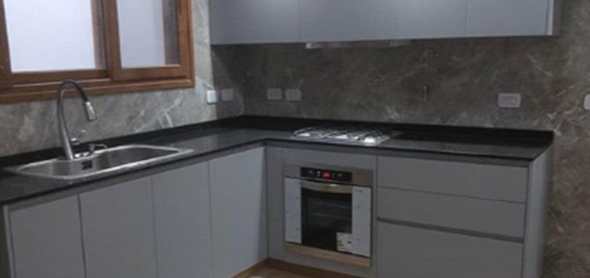 Cocina Estilo moderno Color blanco, gris, gris  diseñado por Atlantico Arqs | Arquitecto | Copyright www.atlanticoarqs.com