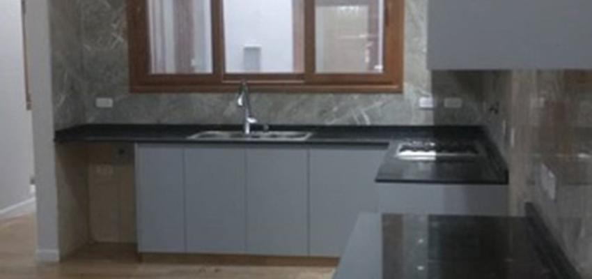 Cocina Estilo moderno Color blanco, gris, gris  diseñado por Atlantico Arqs | Arquitecto | Copyright www.atlanticoarqs.com