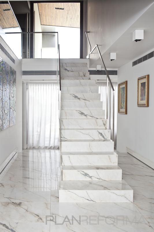 Escalera Estilo moderno Color blanco, gris, plateado