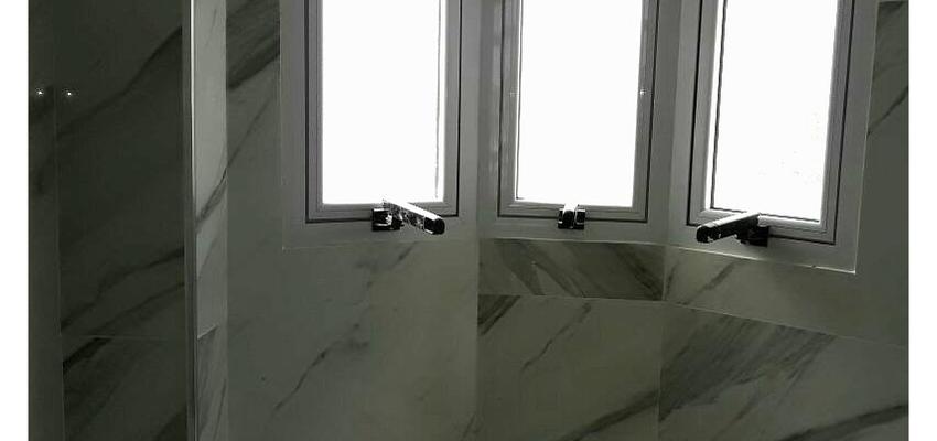 Baño Estilo moderno Color blanco, gris, gris  diseñado por Atlantico Arqs | Arquitecto | Copyright www.atlanticoarqs.com