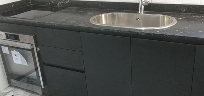 Cocina Estilo clasico Color gris, gris, negro  diseñado por Atlantico Arqs | Arquitecto | Copyright www.atlanticoarqs.com