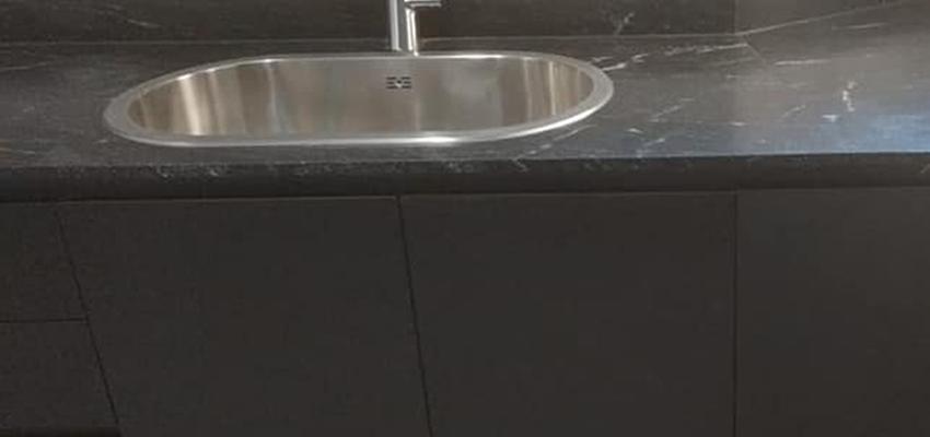 Cocina Estilo clasico Color gris, gris, negro  diseñado por Atlantico Arqs | Arquitecto | Copyright www.atlanticoarqs.com