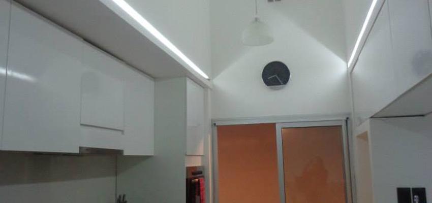 Cocina Estilo moderno Color blanco, gris, gris  diseñado por Atlantico Arqs | Arquitecto | Copyright www.atlanticoarqs.com