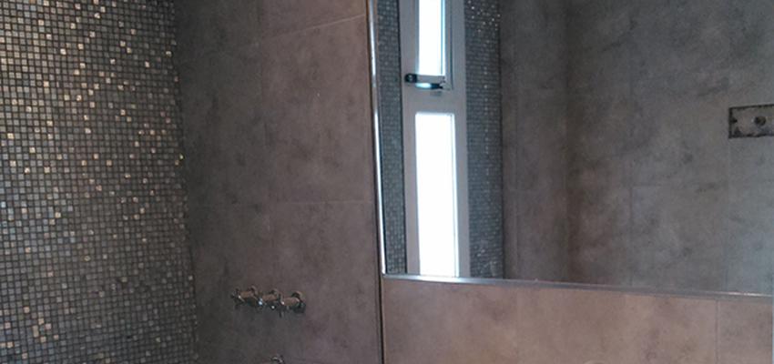 Baño Estilo moderno Color blanco, gris, gris  diseñado por Atlantico Arqs | Arquitecto | Copyright www.atlanticoarqs.com