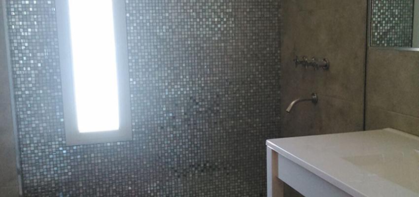 Baño Estilo moderno Color blanco, gris, gris  diseñado por Atlantico Arqs | Arquitecto | Copyright www.atlanticoarqs.com