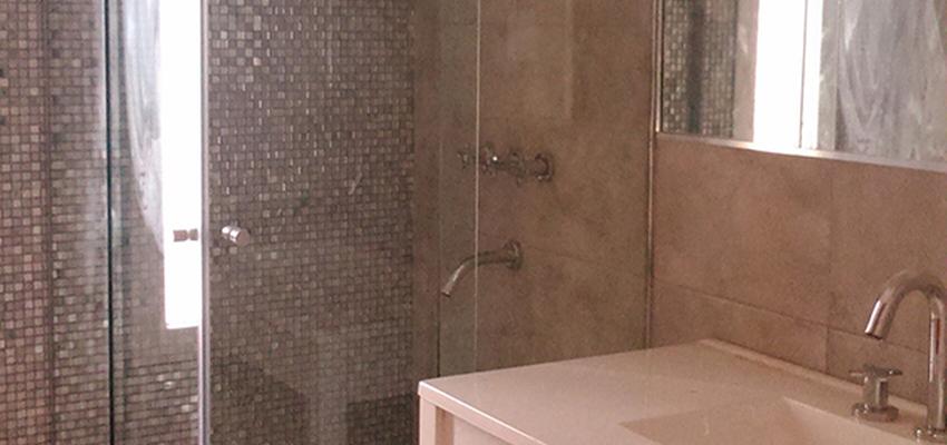 Baño Estilo moderno Color beige, marron, gris  diseñado por Atlantico Arqs | Arquitecto | Copyright www.atlanticoarqs.com
