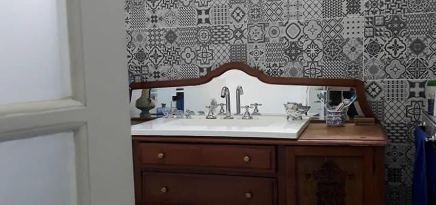 Baño Estilo vintage Color azul cielo, blanco, gris  diseñado por Atlantico Arqs | Arquitecto | Copyright www.atlanticoarqs.com