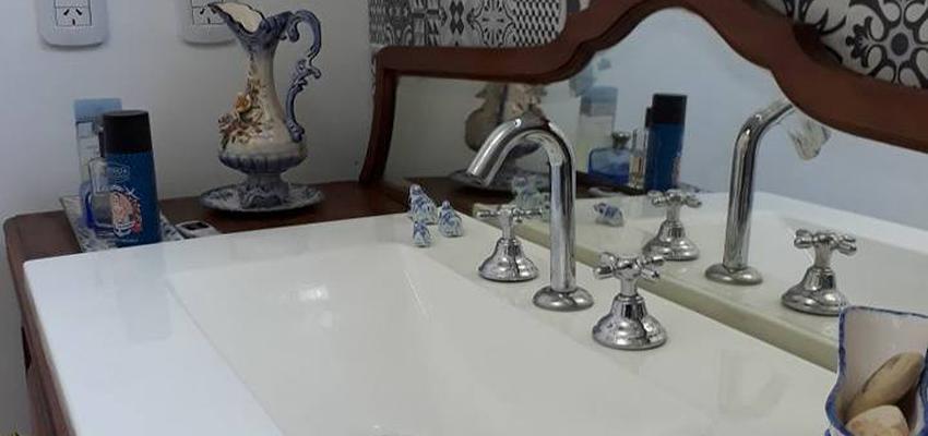Baño Estilo vintage Color azul cielo, blanco, gris  diseñado por Atlantico Arqs | Arquitecto | Copyright www.atlanticoarqs.com