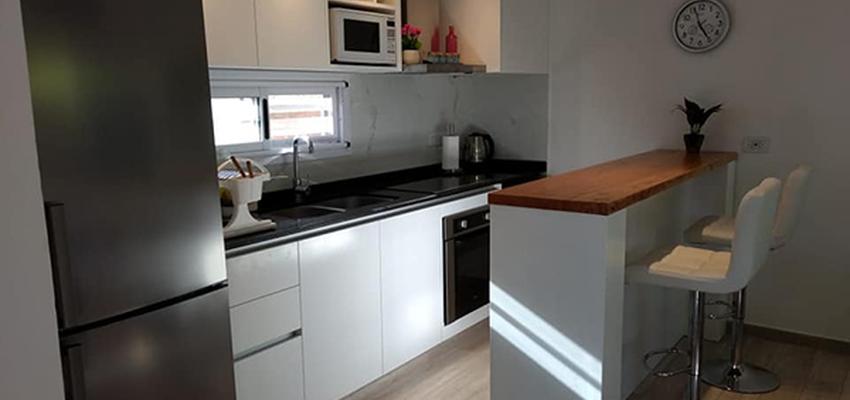 Cocina Estilo contemporaneo Color marron, beige, marron  diseñado por Atlantico Arqs | Arquitecto | Copyright www.atlanticoarqs.com