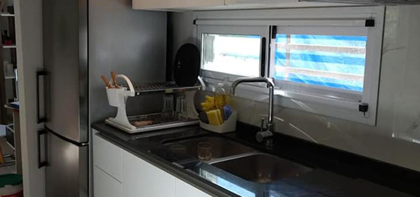 Cocina Estilo contemporaneo Color blanco, gris, gris  diseñado por Atlantico Arqs | Arquitecto | Copyright www.atlanticoarqs.com