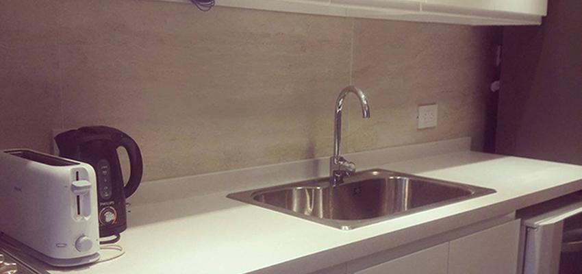 Cocina Estilo contemporaneo Color blanco, gris, gris  diseñado por Atlantico Arqs | Arquitecto | Copyright www.atlanticoarqs.com