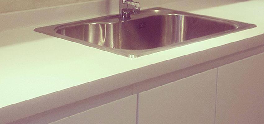 Cocina Estilo contemporaneo Color marron, blanco, gris  diseñado por Atlantico Arqs | Arquitecto | Copyright www.atlanticoarqs.com