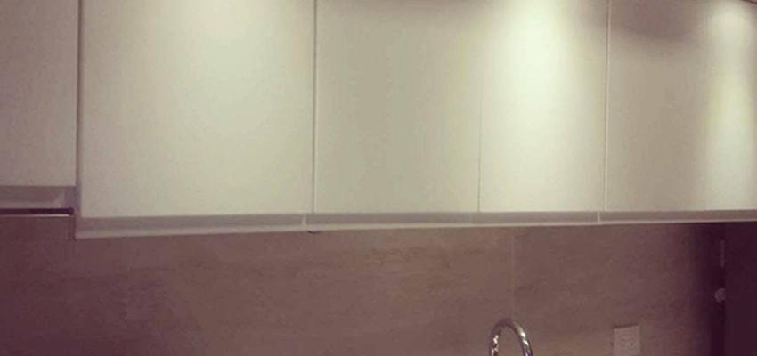 Cocina Estilo contemporaneo Color beige, marron, blanco  diseñado por Atlantico Arqs | Arquitecto | Copyright www.atlanticoarqs.com