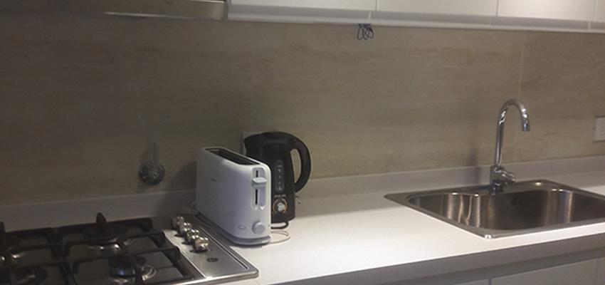 Cocina Estilo moderno Color marron, blanco, gris  diseñado por Atlantico Arqs | Arquitecto | Copyright www.atlanticoarqs.com