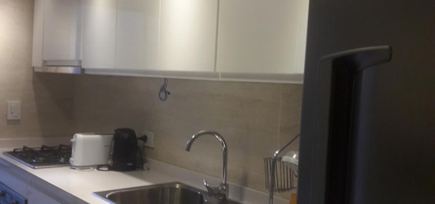 Cocina Estilo contemporaneo Color blanco, gris  diseñado por Atlantico Arqs | Arquitecto | Copyright www.atlanticoarqs.com