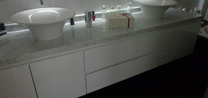 Baño Estilo contemporaneo Color beige, marron, blanco  diseñado por Atlantico Arqs | Arquitecto | Copyright www.atlanticoarqs.com
