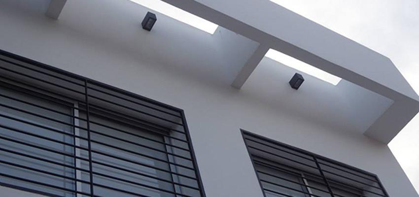 Exterior Estilo moderno Color beige, blanco, gris  diseñado por Atlantico Arqs | Arquitecto | Copyright www.atlanticoarqs.com