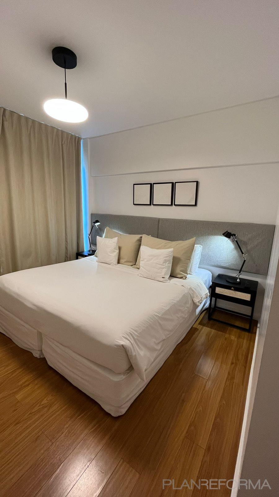 Dormitorio Estilo moderno Color marron, blanco, gris  diseñado por Atlantico Arqs | Arquitecto | Copyright decoracion neuchatel / atlanticoarqs