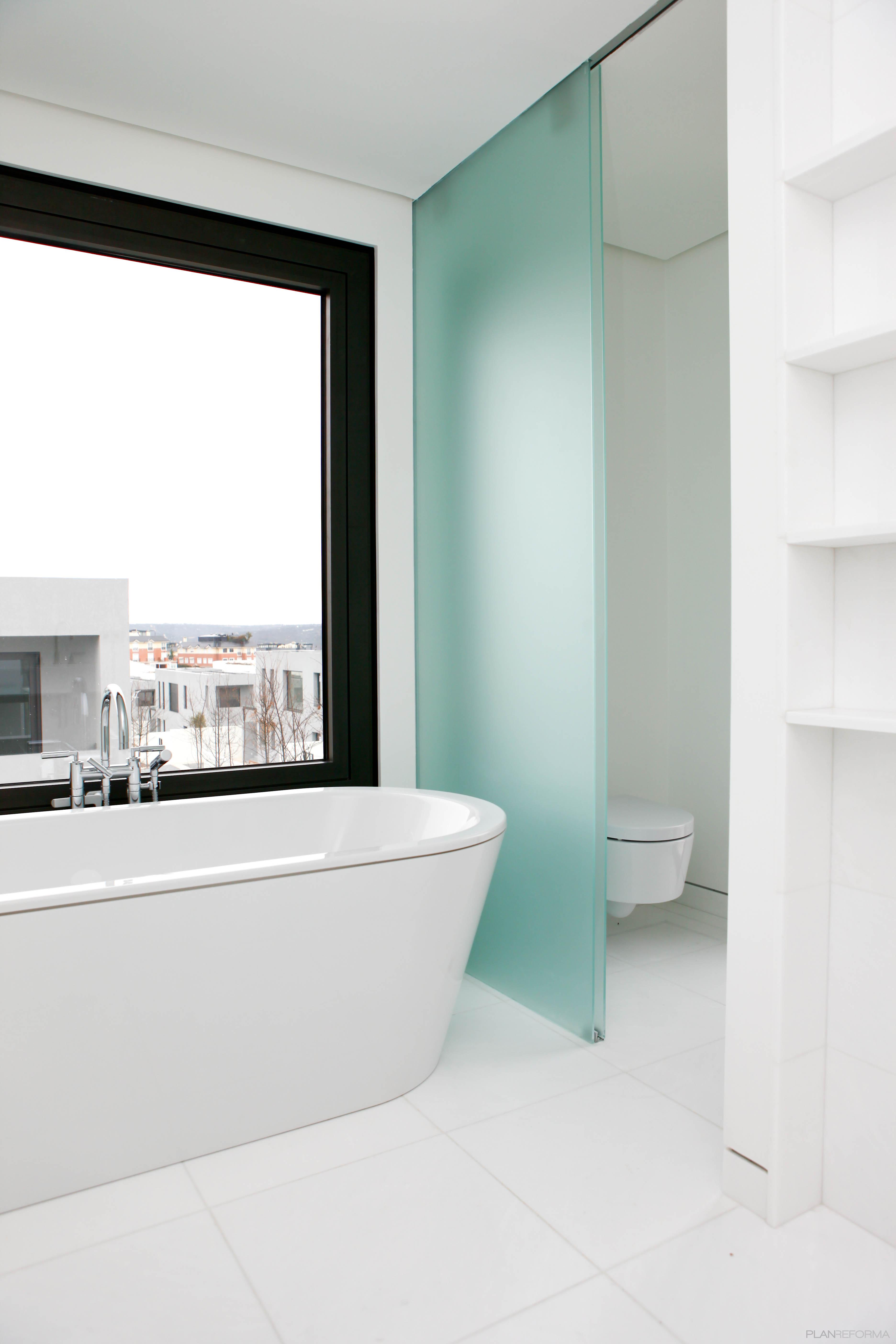 Baño Estilo moderno Color azul cielo, blanco, negro  diseñado por IBERBILDIN INTERIORISMO | Arquitecto 