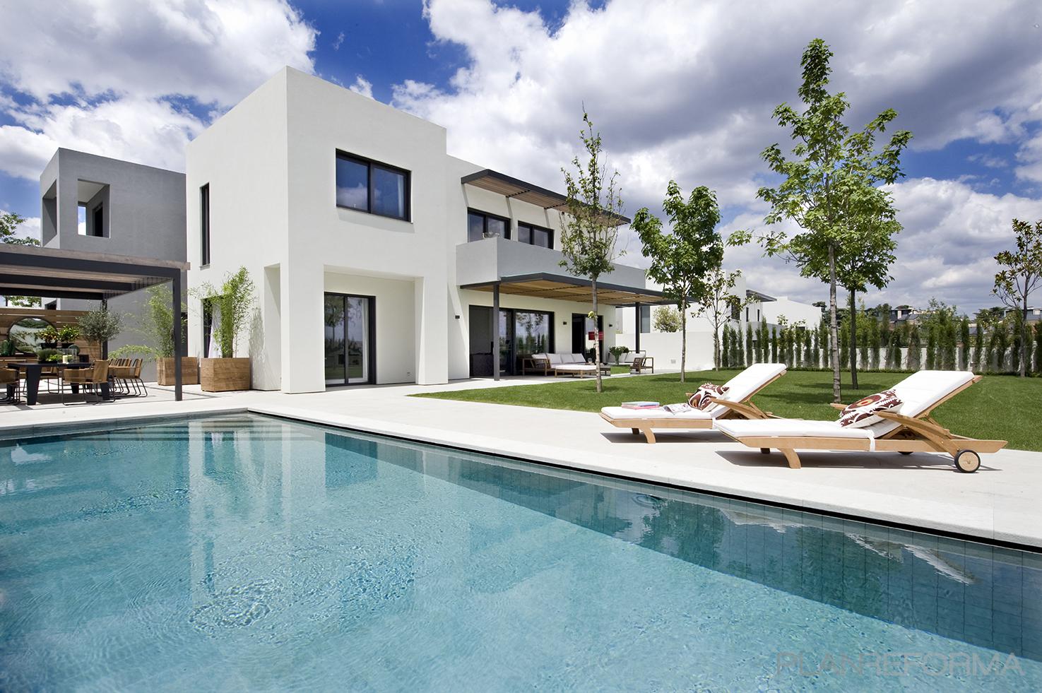 Piscina, Exterior, Jardin Estilo moderno Color marron, verde, azul, blanco, gris, gris, negro  diseñado por IBERBILDIN INTERIORISMO | Arquitecto 