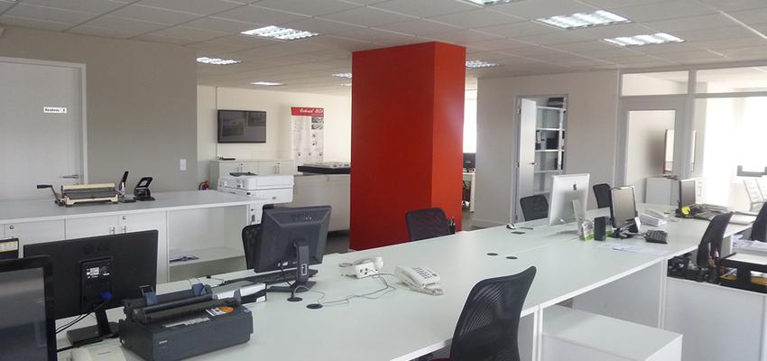 Oficina Estilo contemporaneo Color rojo, blanco, gris, gris, negro  diseñado por IBERBILDIN INTERIORISMO | Arquitecto 