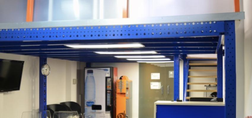 Oficina Estilo contemporaneo Color rojo, verde, gris  diseñado por Kira Obras | Gremio | Copyright SOY PROPIETARIO