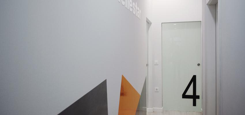 Recibidor style moderno color ocre, gris, gris  diseñado por interior03 | Interiorista 