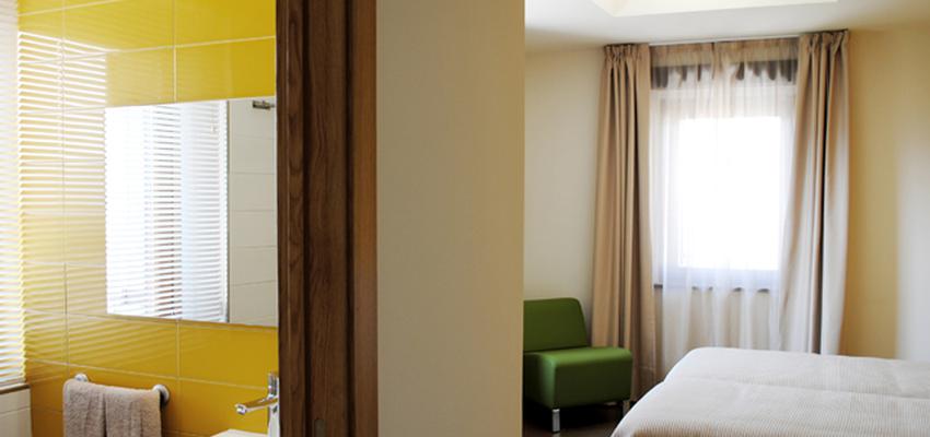 Baño, Dormitorio style moderno color amarillo, beige, marron  diseñado por interior03 | Interiorista 