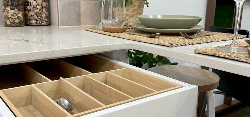 Cocina Estilo contemporaneo Color beige, marron, blanco  diseñado por CNLPRO Reformas | Gremio | Copyright www.cnlpro.com