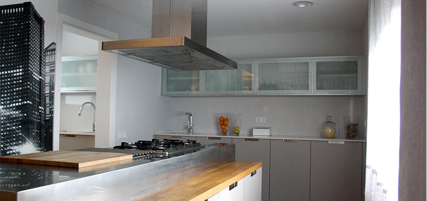 Cocina style eclectico color marron, blanco, gris, gris, plateado  diseñado por Sergi Martí | Arquitecto | Copyright si