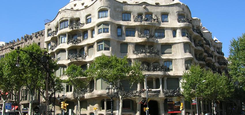 Exterior style contemporaneo color beige, gris  diseñado por Antoni Gaudí | Arquitecto 