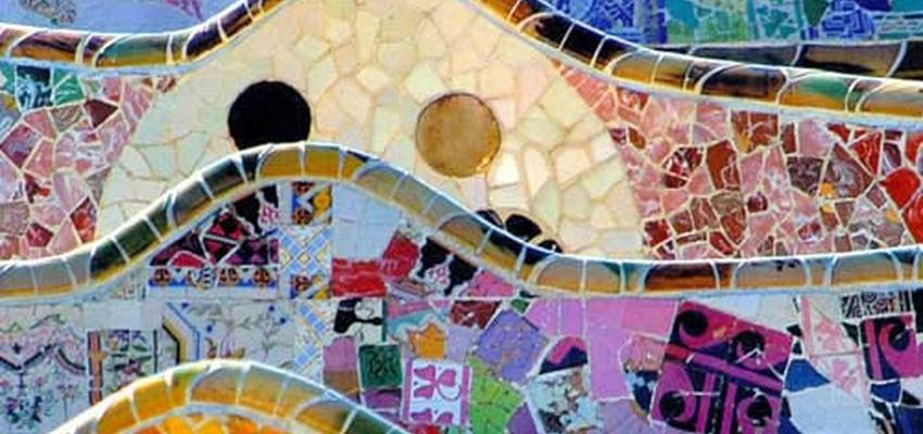 Exterior style eclectico color ocre, azul, beige  diseñado por Antoni Gaudí | Arquitecto 