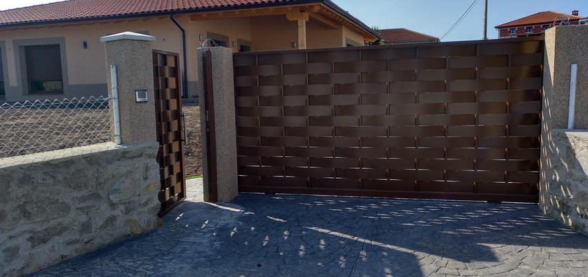 Exterior Estilo clasico Color marron  diseñado por AKTUAL Diseño y Obra | Gremio | Copyright AKTUAL