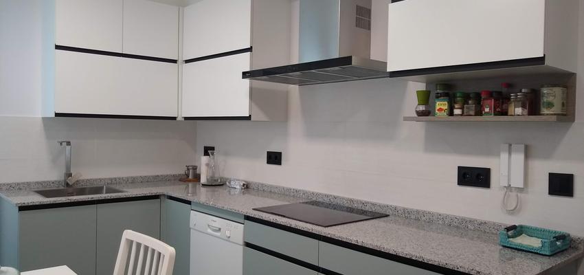 Cocina Estilo contemporaneo Color blanco, negro, plateado  diseñado por Fernando Sanmartin | Gremio 