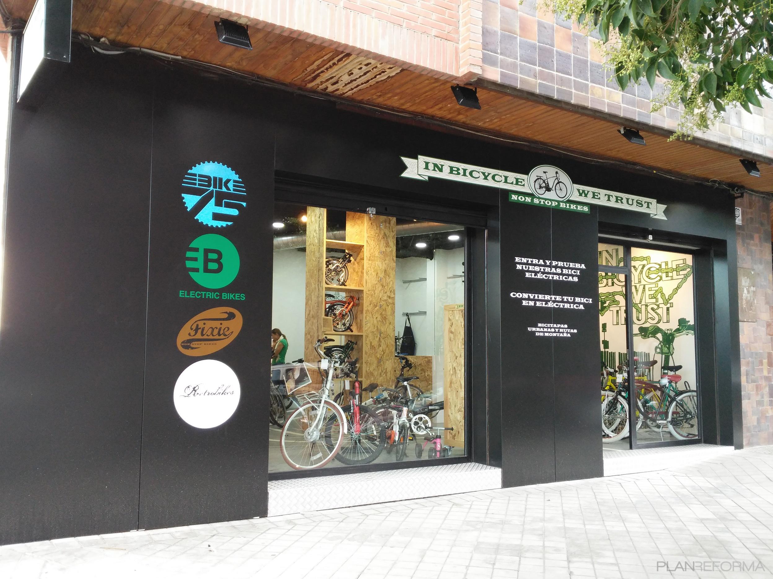 Exterior, Tienda Estilo moderno Color marron, blanco, gris, negro  diseñado por Granacon | Gremio 