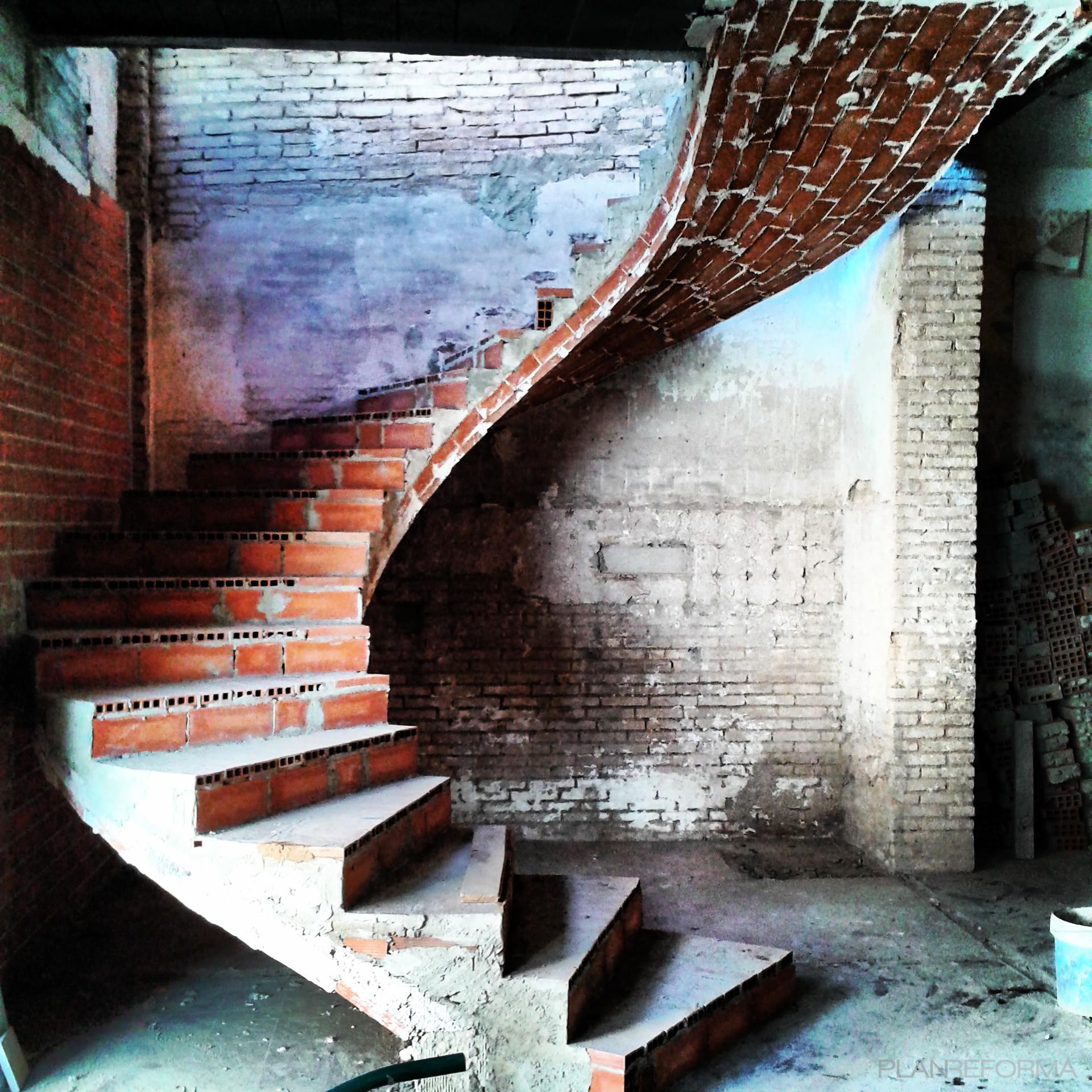 Recibidor, Escalera style moderno color marron, gris  diseñado por Luis Cerveró | Arquitecto Técnico | Copyright imagen cerveró