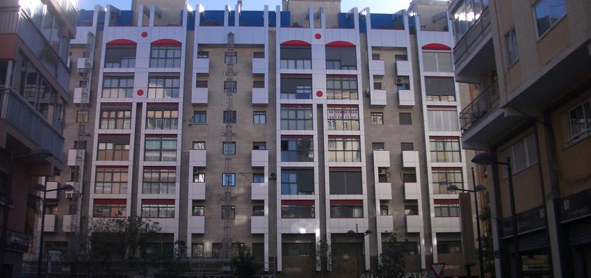 Exterior style moderno color marron, blanco  diseñado por CAMPOS & ROYO ARQUITECTOS ASOCIADOS S.L.P. | Arquitecto 