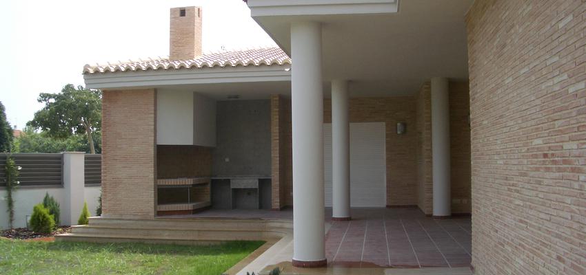 Porche, Exterior, Jardin style contemporaneo color beige, blanco  diseñado por CAMPOS & ROYO ARQUITECTOS ASOCIADOS S.L.P. | Arquitecto 