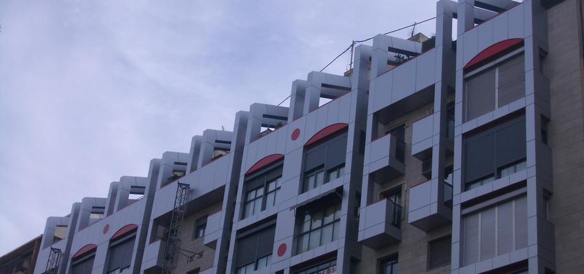 Exterior style moderno color rojo, blanco, gris  diseñado por CAMPOS & ROYO ARQUITECTOS ASOCIADOS S.L.P. | Arquitecto 