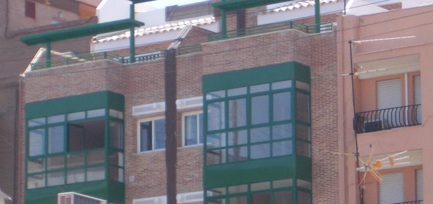 Exterior style contemporaneo color verde, marron, blanco  diseñado por CAMPOS & ROYO ARQUITECTOS ASOCIADOS S.L.P. | Arquitecto 