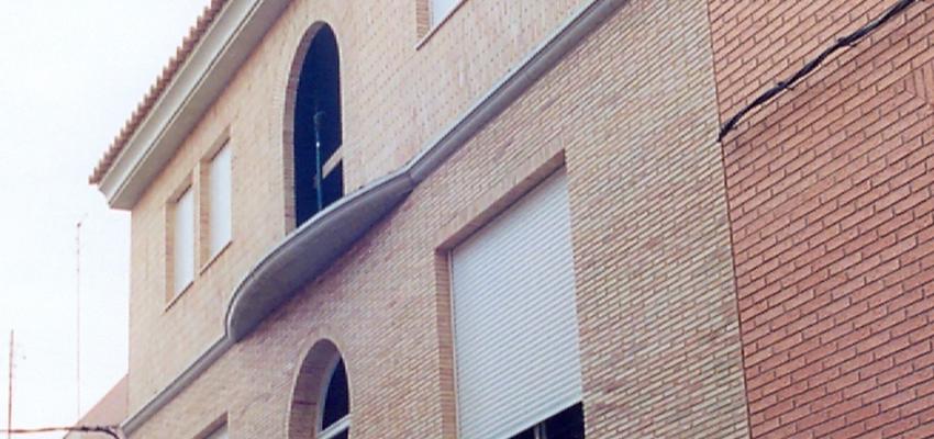 Exterior style contemporaneo color marron, blanco  diseñado por CAMPOS & ROYO ARQUITECTOS ASOCIADOS S.L.P. | Arquitecto 