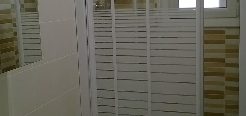 Baño Estilo clasico Color azul, blanco, plateado  diseñado por REFORMASNERO | Gremio | Copyright También hacemos la instalación de los elementos del lavabo como inodoros y picas para las manos, renovamos los grifos, quitamos bidés para ganar espacio en los aseos y cambiamos el mecanismo de cisterna del WC.