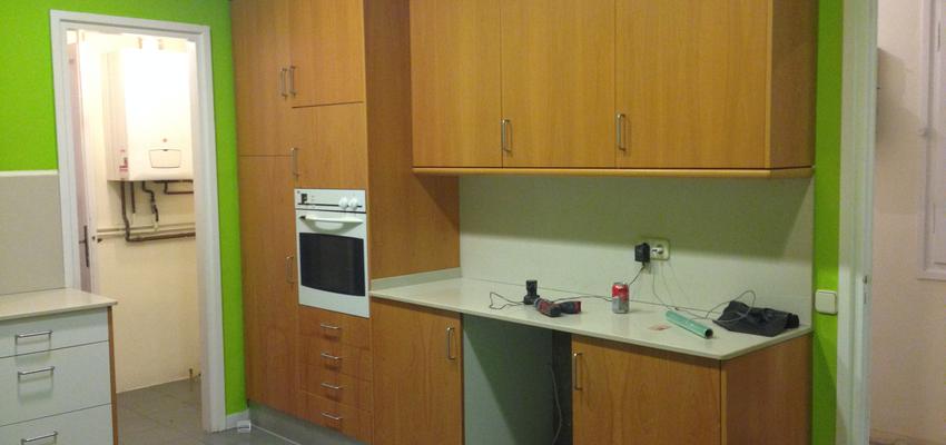 Cocina Estilo clasico Color marron, marron, blanco  diseñado por REFORMASNERO | Gremio | Copyright El objetivo de ganar espacio es posible gracias a la renovación y reordenación del mobiliario de cocina, como armarios o encimeras, ya sean de mármol, formica o acero.