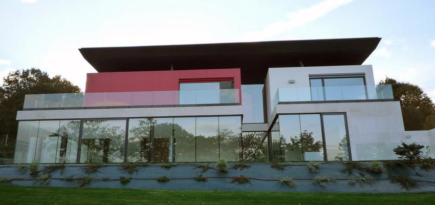 Exterior Estilo vanguardista Color rojo, ocre, amarillo  diseñado por ÁTICO CONSTRUCCIÓN Y REHABILITACION | Gremio | Copyright ÁTICO CONSTRUCCIÓN Y REHABILITACIÓN, S.L.