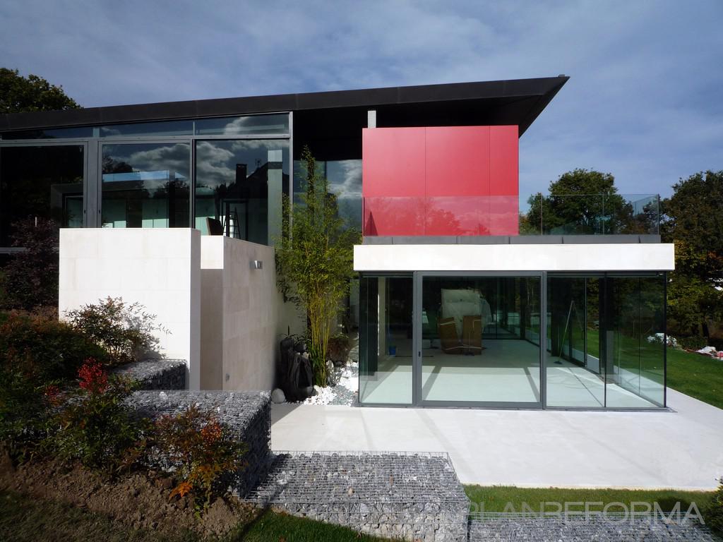 Salon Estilo vanguardista Color rojo, ocre, verde  diseñado por ÁTICO CONSTRUCCIÓN Y REHABILITACION | Gremio 