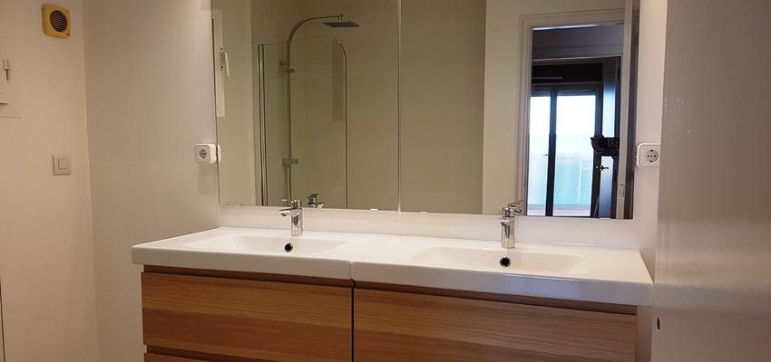Baño Estilo clasico Color marron, blanco  diseñado por Masquepintura | Gremio | Copyright Mas que pintura