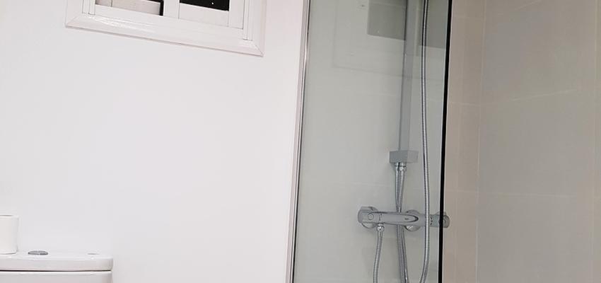 Baño Estilo clasico Color blanco, gris  diseñado por Masquepintura | Gremio | Copyright mas que pintura