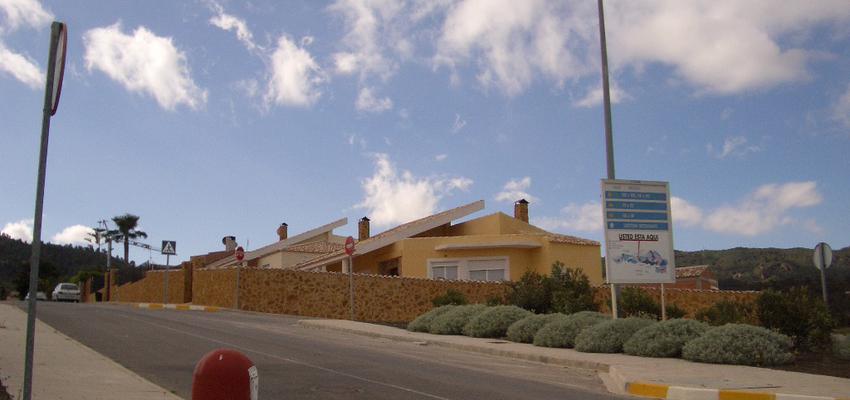 Porche, Exterior Estilo vanguardista Color marron, amarillo, blanco  diseñado por JOSE MARIA MARIÑOSO PASCUAL -Arquitecto | Arquitecto | Copyright Jose María Mariñoso Pascual